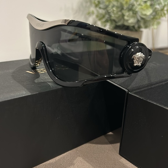 VERSACE VE4475 Sunglasses Black/ Grey. LIKE NEW CONDITION - Picture 4 of 4